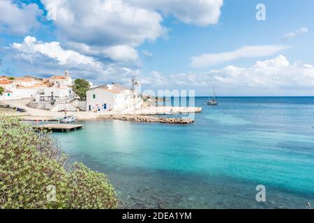 Bella città e spiaggia di Cala d'Oliva in Asinara, Sardegna, Italia Foto Stock