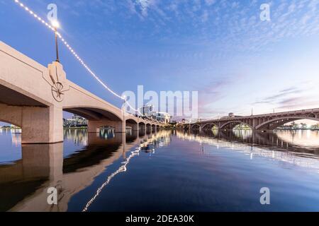 Twlight a Tempe Town Lake e il Mill Avenue Bridges a Tempe vicino Phoenix, Arizona. Foto Stock