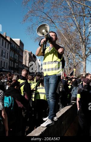 La mobilitazione dei giubbotti gialli non si indebolisce a Tolosa (Francia), per la quindicesima settimana consecutiva del movimento sociale, il 23 febbraio 2019. Dopo 3 ore di tranquilla parata, si sono verificati scontri tra la polizia e i dimostranti, o anche con alcuni passanti. Foto di Patrick Batard / ABACAPRESS.COM Foto Stock