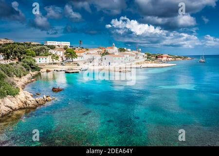 Bella città e spiaggia di Cala d'Oliva in Asinara, Sardegna, Italia Foto Stock