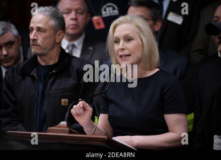 Kirsten Gillibrand, candidato presidenziale del 2020, di New-York (R), parla come comico Jon Stewart (L) guarda durante una conferenza stampa per presentare la legge sulla salute 'Never Forget the Heroes' del 9/11 , su Capitol Hill, 25 febbraio 2019, a Washington, DC. Foto di Olivier Douliery/ABACAPRESS.COM Foto Stock