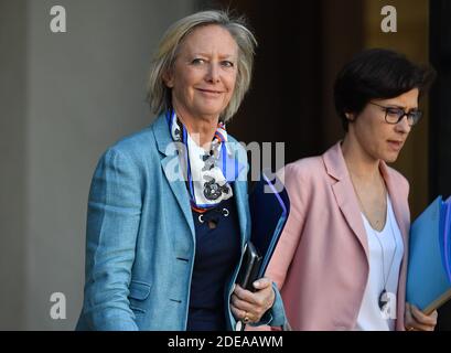Il Ministro francese delle disabilità Sophie Cluzel (L) e il Ministro francese della solidarietà e della Salute Christelle Dubos lasciano il palazzo presidenziale Elysee dopo aver partecipato ad una riunione settimanale del gabinetto il 27 febbraio 2019 a Parigi., Francia. Foto di Chrtistian Liegi/ABACAPRESS.COM Foto Stock