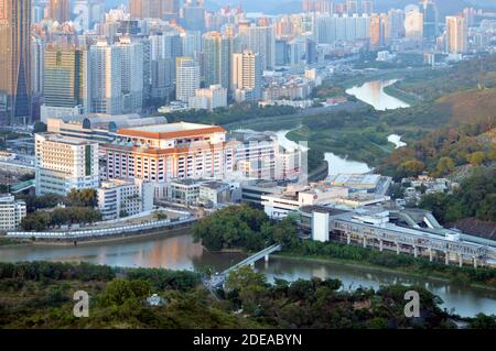 Confine tra Shenzhen, Cina (sinistra) e Hong Kong (destra), con il punto di controllo lo Wu mostrato. Il confine è il fiume Sham Chun (centro). Foto Stock