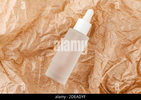 Tintura di acido ialuronico su cartone cremato. Siero con collagene e peptidi su carta stropicciata. Mockup di prodotti di bellezza. Anti-età, cura del corpo Foto Stock