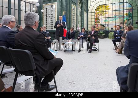 Il sindaco di Bordeaux Alain Juppe (L) apre un incontro con il presidente francese e eletto locale Emmanuel Macron (L) come parte del "Grande dibattito nazionale" di Macron nella prefettura della Gironda a Bordeaux il 1 marzo 2019, l'ultimo giorno di Juppe come sindaco di Bordeaux prima di diventare membro del consiglio costituzionale francese. Foto di Sebastien Ortola/pool/ABACAPRESS.COM Foto Stock