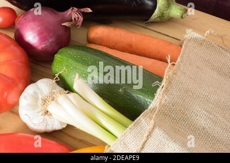 Un sacco di verdure in una borsa di iuta Foto Stock