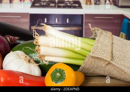 Un sacco di verdure in una borsa di iuta Foto Stock