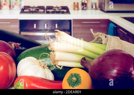 Un sacco di verdure in una borsa di iuta Foto Stock