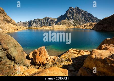 WA18596-00...WASHINGTON - Monte Stuart e Jack Ridge dalle rive Lago di Ingalls nella zona dei laghi alpini Wilderness di Wenatchee National Forest Foto Stock