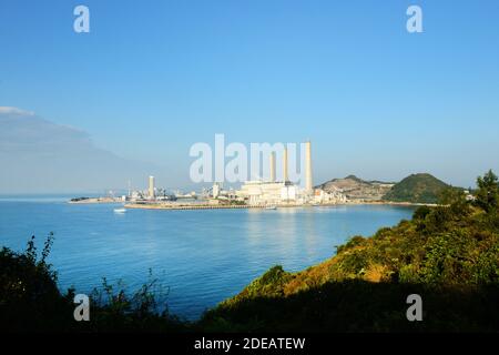 Vista della centrale elettrica HK sull'isola di Lamma, Hong Kong. Foto Stock