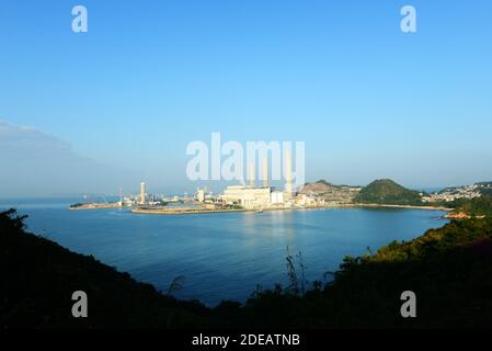 Vista della centrale elettrica HK sull'isola di Lamma, Hong Kong. Foto Stock