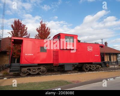 Restaurato rosso Missouri-Kansas-Texas, MKT, Line caboose sulle piste di fronte al deposito MKT a Waxahachie, Texas. Foto Stock
