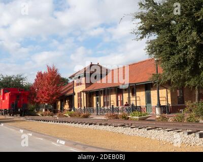 Il deposito del treno passeggeri Missouri-Kansas-Texas con una cabinovia MKT sui binari davanti all'edificio. Foto Stock