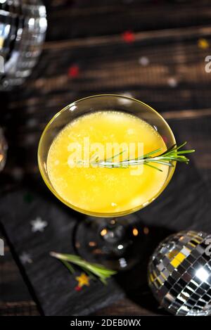 Cocktail Mimosa con succo d'arancia e champagne. Festa di Capodanno o compleanno con una discoteca a specchio. Video verticale Foto Stock