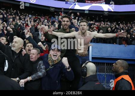 I tifosi e i giocatori di Manchester United sono felici dopo la vittoria durante la partita di calcio della UEFA Champions League del 16 tra Paris Saint-Germain (PSG) e Manchester United allo stadio Parc des Princes di Parigi il 6 marzo 2019. Manchester United ha vinto 3-1 e si è qualificata per il 1/4. Foto di Henri Szwarc/ABACAPRESS.COM Foto Stock