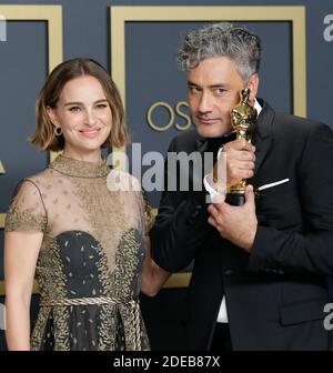 Los Angeles, Stati Uniti. 29 Nov 2020. (L-R) Natalie Portman e Taika Waititi, vincitrice del premio Adapted Screenplay per 'Jojo Rabbit', appaiono dietro le quinte con i loro Oscar durante il 92esimo premio annuale dell'Accademia al Loews Hollywood Hotel nella sezione Hollywood di Los Angeles domenica 9 febbraio 2020. Foto di John Angelillo/UPI Credit: UPI/Alamy Live News Foto Stock