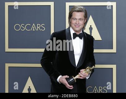 Los Angeles, Stati Uniti. 29 Nov 2020. Brad Pitt, vincitore del miglior attore in un ruolo di supporto per "Once upon A Time in Hollywood", arriva al backstage con il suo Oscar durante il 92° premio annuale Academy Awards al Loews Hollywood Hotel nella sezione Hollywood di Los Angeles domenica 9 febbraio 2020. Foto di John Angelillo/UPI Credit: UPI/Alamy Live News Foto Stock