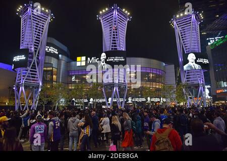 Los Angeles, Stati Uniti. 29 Nov 2020. I fan DI LA Laker si riuniscono in una piazza di LOS Angeles, vicino allo Staples Center, per piangere la perdita della star dell'NBA Kobe Bryant. Bryant, sua figlia Gianna, 13 anni, e altre sette persone sono state uccise in un incidente d'elicottero a Calabasas, California, domenica 26 gennaio 2020. Foto di Chris Chew/UPI Credit: UPI/Alamy Live News Foto Stock