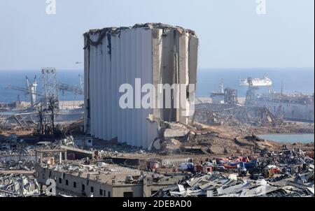 Un silo distrutto è visto tra le macerie e i detriti a seguito di una massiccia esplosione nella capitale libanese Beirut, mercoledì 5 agosto 2020. I soccorritori hanno lavorato per tutta la notte dopo due enormi esplosioni scoppiate nel porto di Beirut il 4 agosto, uccidendo almeno 100 persone e ferendo migliaia di persone. Foto di Ahmad tero/UPI Foto Stock