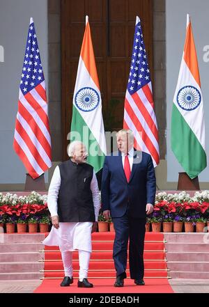 Il presidente degli Stati Uniti Donald Trump (L) e il primo ministro indiano Narendra modi camminano lungo un tappeto rosso alla Casa di Hyderabad a Nuova Delhi, India, martedì 25 febbraio 2020. Trump ha terminato la sua visita di due giorni in India. Foto di Raj Patel/UPI Foto Stock