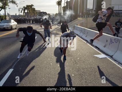 I manifestanti e la polizia si affrontano il quarto giorno di protesta nella zona Fairfax di Los Angeles, sabato 30 maggio 2020. Le manifestazioni pacifiche si sono trasformate violente e inopportune, spingendo Gov. Gavin Newsom per dichiarare uno stato di emergenza e schierare fino a 1,000. Le truppe della Guardia Nazionale dopo la folla si riversarono nel quartiere di Fairfax, in centro e su Beverly Boulevard, con molti che hanno preso l'intersezione di Third Street e Fairfax Avenue, chiudendo il traffico. Foto di Jim Ruymen/UPI Foto Stock