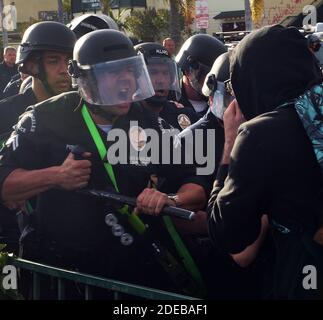 I manifestanti e la polizia si affrontano il quarto giorno di protesta nella zona Fairfax di Los Angeles, sabato 30 maggio 2020. Le manifestazioni pacifiche si sono trasformate violente e inopportune, spingendo Gov. Gavin Newsom per dichiarare uno stato di emergenza e schierare fino a 1,000. Le truppe della Guardia Nazionale dopo la folla si riversarono nel quartiere di Fairfax, in centro e su Beverly Boulevard, con molti che hanno preso l'intersezione di Third Street e Fairfax Avenue, chiudendo il traffico. Foto di Jim Ruymen/UPI Foto Stock