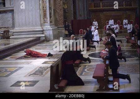 Città del Vaticano, Città del Vaticano. 29 Nov 2020. Papa Francesco celebra la cerimonia della Santa Messa del Venerdì Santo Passione del Signore nella Basilica di San Pietro, in Vaticano, venerdì 10 aprile 2020. La cerimonia è stata vista via video. Photo by Stefano Spaziani/UPI Credit: UPI/Alamy Live News Foto Stock