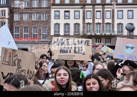 I giovani partecipano a una manifestazione contro il cambiamento climatico il 15 marzo 2019 a Strasburgo, nella Francia orientale. Le proteste giovanili a livello mondiale sono state ispirate da un attivista svedese che si è accampato di fronte al parlamento a Stoccolma lo scorso anno per chiedere un’azione da parte dei leader mondiali sul riscaldamento globale. Foto di Nicolas Roses/ABACAPRESS.COM Foto Stock