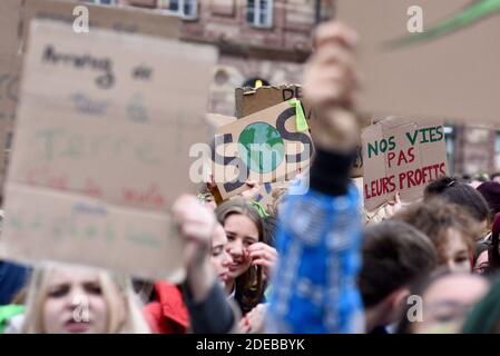 I giovani partecipano a una manifestazione contro il cambiamento climatico il 15 marzo 2019 a Strasburgo, nella Francia orientale. Le proteste giovanili a livello mondiale sono state ispirate da un attivista svedese che si è accampato di fronte al parlamento a Stoccolma lo scorso anno per chiedere un’azione da parte dei leader mondiali sul riscaldamento globale. Foto di Nicolas Roses/ABACAPRESS.COM Foto Stock