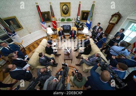 Washington, Stati Uniti. 29 Nov 2020. Il presidente Donald Trump e il governatore della Louisiana John Bel Edwards si incontrano nell'Ufficio ovale della Casa Bianca a Washington, DC, mercoledì 29 aprile 2020. Foto della piscina di Doug Mills/UPI Credit: UPI/Alamy Live News Foto Stock