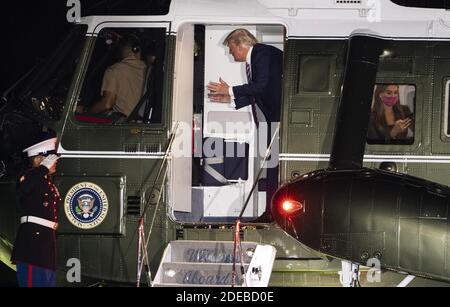 Washington, Stati Uniti. 29 Nov 2020. Il presidente Donald Trump parla con il pilota di Marine One come Hope Hicks è visto attraverso la finestra quando ritorna alla Casa Bianca dopo un viaggio sulla costa occidentale, il 14 settembre 2020, a Washington, DC. Foto di Kevin Dietsch/UPI Credit: UPI/Alamy Live News Foto Stock