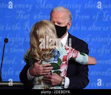 Nashville, Stati Uniti. 29 Nov 2020. Il candidato presidenziale democratico l'ex vice presidente Joe Biden abbracca sua moglie Jill dopo l'ultimo dibattito presidenziale con il presidente repubblicano candidato presidenziale Donald Trump, nel campus della Belmont University, a Nashville, Tennessee, giovedì 22 ottobre 2020. Foto di Kevin Dietsch/UPI Credit: UPI/Alamy Live News Foto Stock