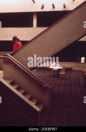 1970 Photos (1973) - cortile interno della Southside Junior High School (Location: Columbus; Indiana area) Foto Stock