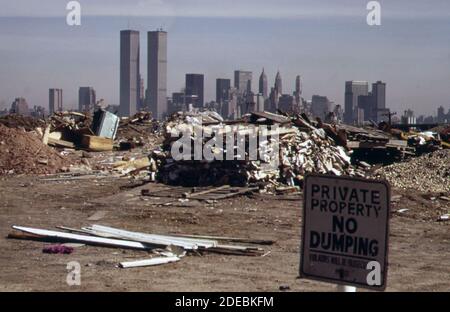 1970 Foto - (1973) - nonostante i segnali di avvertimento, il dumping illegale continua in questa zona appena fuori dalla New Jersey turnpike di fronte a Manhattan. Sotto quest'area a sud, si trova la discarica del proposto Liberty state Park Foto Stock