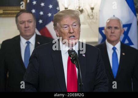 Il presidente DEGLI STATI UNITI Donald J. Trump (C) ha espresso le sue osservazioni, affiancato dal segretario di Stato americano Mike Pompeo (L) e dal vice presidente americano Mike Pence (R), ospitando il primo ministro israeliano Benjamin Netanyahu (invisibile) nella Sala di accoglienza diplomatica della Casa Bianca a Washington, DC, USA, 25 marzo 2019. Trump ha firmato un ordine che riconosce Golan Heights come territorio israeliano. Foto Stock