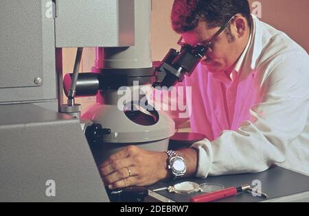 1970 Photo (1972) - EPA Gulf Breeze Laboratory: Un patobiologo lavora al microscopio elettronico Foto Stock