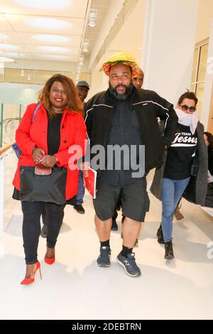 L'attore e comico Dieudonné M'bala M'bala, la moglie Noemie Montagne e la sua sorella avvocato Marcelle Mbala Mbala dinanzi al tribunale di Parigi per frode fiscale, riciclaggio di denaro o abuso di beni aziendali. È sospettato di aver nascosto alle autorità fiscali più di un milione di euro di entrate provenienti dai suoi spettacoli, tenuti a casa in contanti o inviati all'estero. Parigi, Francia, 26 marzo 2019. Foto di ABACAPRESS.COM Foto Stock