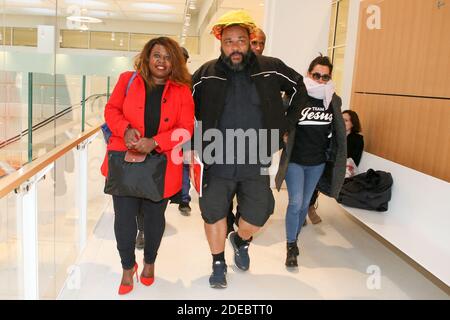 L'attore e comico Dieudonné M'bala M'bala, la moglie Noemie Montagne e la sua sorella avvocato Marcelle Mbala Mbala dinanzi al tribunale di Parigi per frode fiscale, riciclaggio di denaro o abuso di beni aziendali. È sospettato di aver nascosto alle autorità fiscali più di un milione di euro di entrate provenienti dai suoi spettacoli, tenuti a casa in contanti o inviati all'estero. Parigi, Francia, 26 marzo 2019. Foto di ABACAPRESS.COM Foto Stock