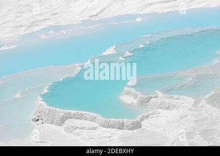 Pamukkale travertino piscine e terrazze vista da Denizli, Turchia. Castello di cotone. Viaggio e vacanza background. Foto Stock