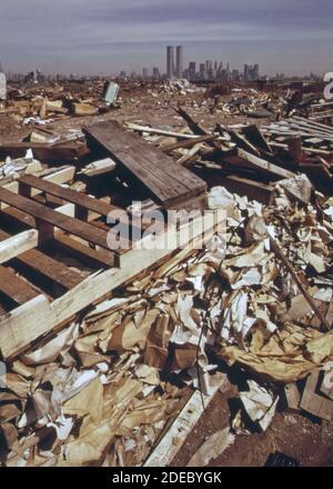 1970 Foto - (1973) - Area di scarico illegale al largo della New Jersey turnpike di fronte Manhattan attraverso il fiume Hudson. A sud si trova la discarica del Liberty state Park Foto Stock