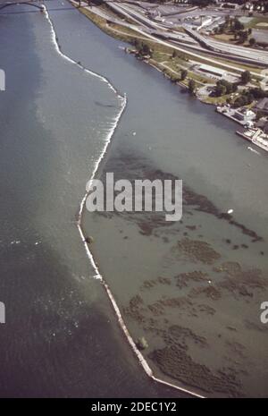 1970 Foto (1973) - Waterway sul lungomare nord di Buffalo Il fiume Niagara Foto Stock