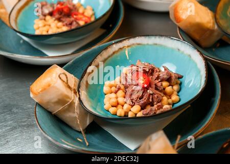 Il processo di attrarre la zuppa da ceci e carne. La piastra contiene tutti gli ingredienti tranne il brodo. Foto Stock