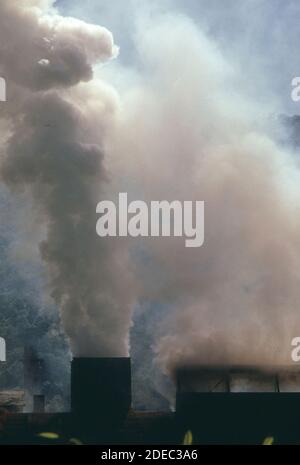 1970 Foto (1973) - emissione dall'Unione Carbide ferro La pianta di lega oscura il cielo a Alloy WV Foto Stock