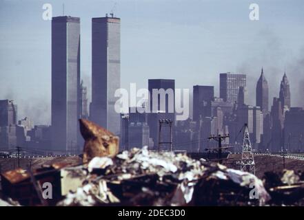 1970 Foto - (1973) - area di discarica illegale al largo della New Jersey turnpike; di fronte Manhattan attraverso il fiume Hudson. A sud si trova l'area delle discariche del proposto Liberty state Park Foto Stock