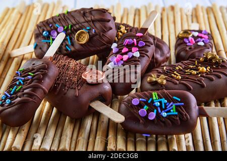 Pops torta sotto forma di gelato al cioccolato con decorazione Foto Stock