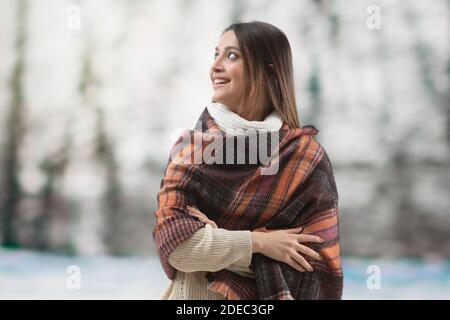 Ritratto di una donna in scialle guardando lateralmente con un sorriso luminoso Foto Stock