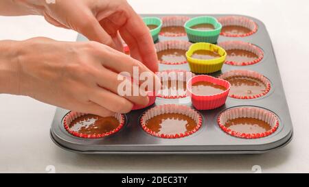 Cupcake al cioccolato o muffin al cioccolato, una ricetta dettagliata. Cottura, mani donna Foto Stock