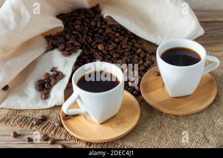 Immagini Stock - Tazzine Da Caffè In Porcellana Retrò Con Caffè Caldo E  Stoviglie D'epoca Dal Tedesco Bavaria 19 ° Secolo. Image 66540952