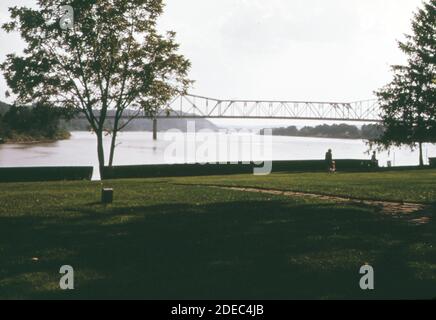 1970 Foto (1973) - Vista dal Parco Tu-Endie-Wei al Pt. Pleasant; sul punto formato dall'incrocio dei fiumi ohio e Kanawha. Foto Stock