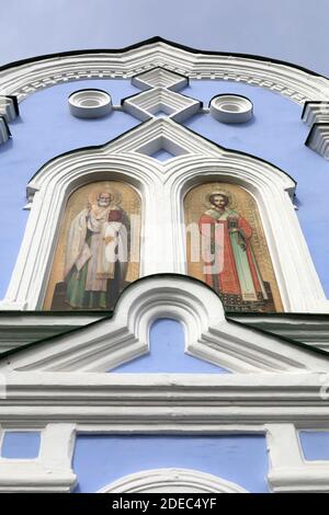 Affreschi di santi sul muro della chiesa ortodossa russa Foto Stock